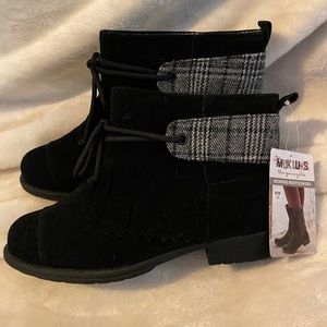 New Muk Luk ankle boots in black. These boots are cute! Size 11 Womens